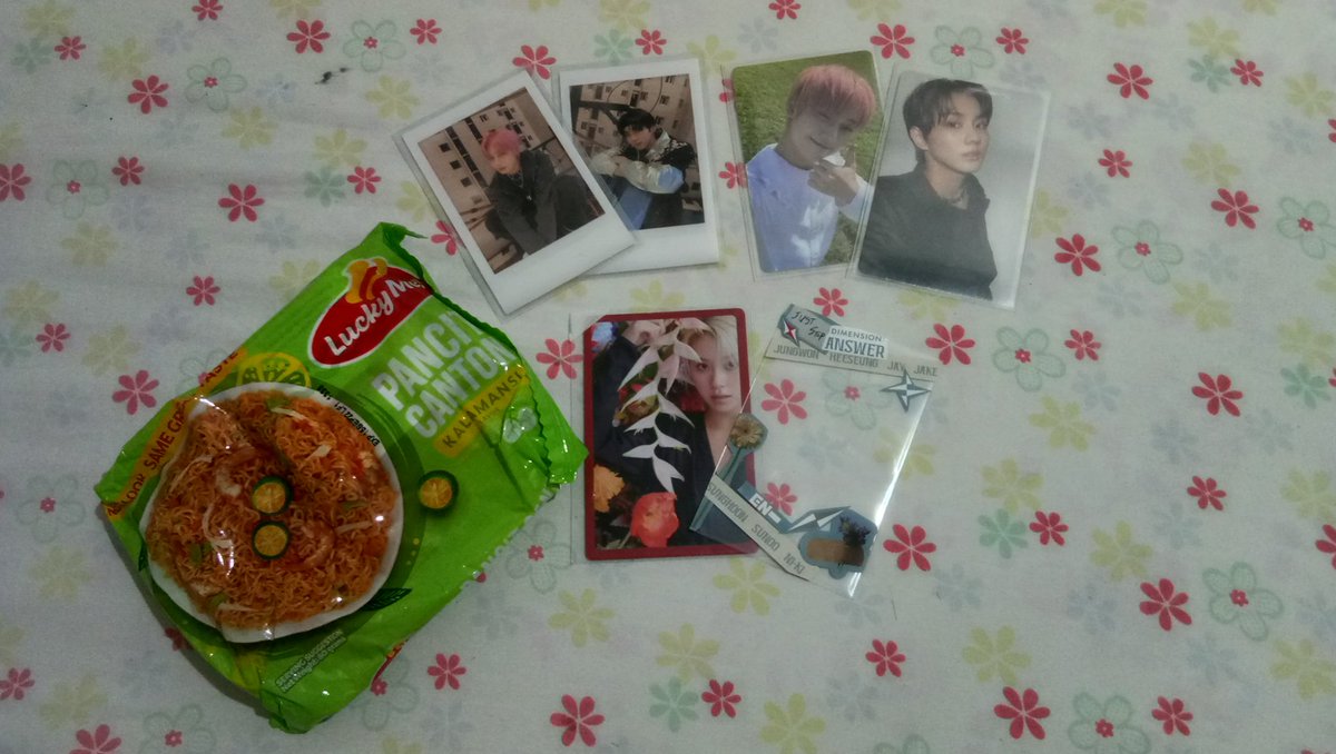 simjylvr's tweet photo. @nrkluv Sabi ko yung ramen🙄 dejk thanks sa pag papauwi sa sunwon sakin😔 ampogi nila shuta 

#deilyvered https://t.co/s0bvnCd122