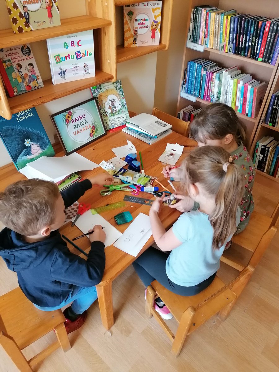 uzavasbib's tweet photo. Bibliotēkā ir tik interesanti!
#bērni #bērnugrāmatas #lasītprieks #spēles #spēļulaiks #multfilmas #uzavasbiblioteka https://t.co/kFBA5yV82q