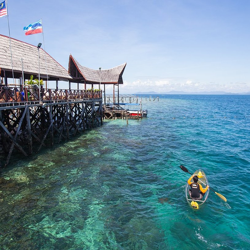 Borneo_Divers's tweet photo. Get on our clear bottom kayaks and start exploring the turquoise waters of Mabul. https://t.co/qnIYsuGynV