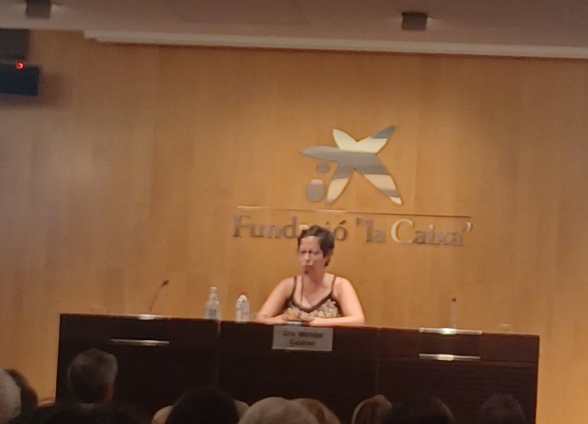 MBonTracte's tweet photo. Escoltem amb atenció la @MontseCeldran, ens parla d'edatisme: conductes que el fomenten i conseqüències. L'edatisme impacta en la pròpia persona aïllant-la i perdent autonomia. Magnífica ponència #ElBonTracteEnsFaGrans https://t.co/W83faQoMNT