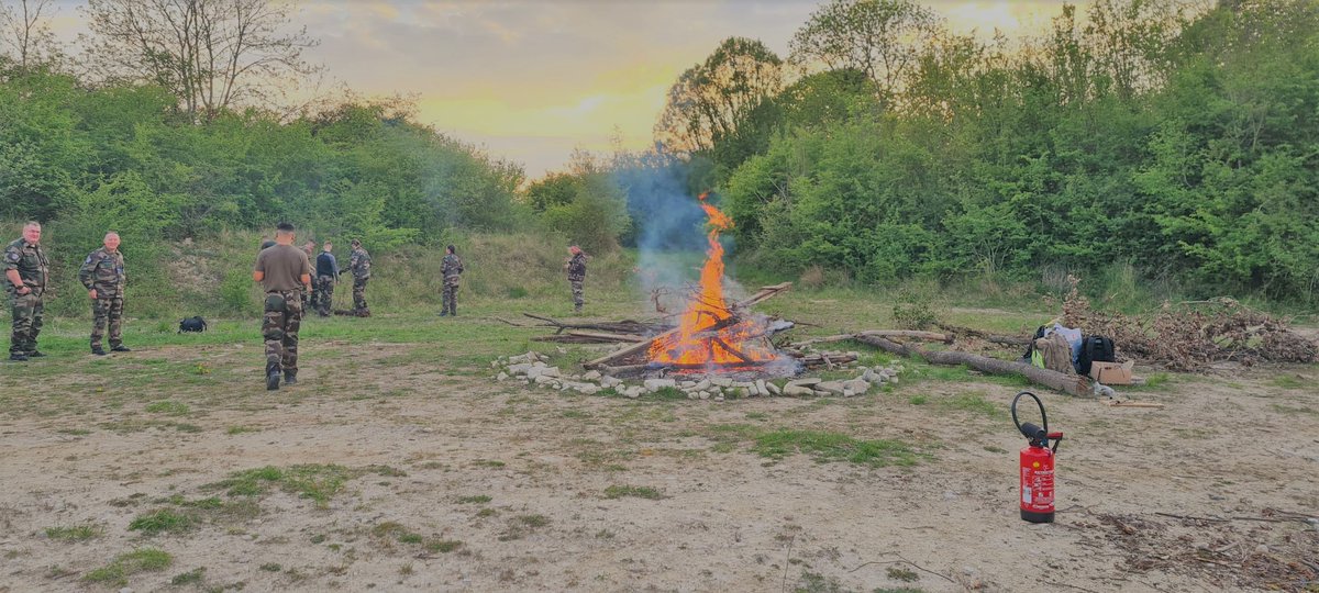 cadets_gnidf's tweet photo. Partage, mérite &amp; challenge 🌈

👉​ Retour en images sur un exercice semi-nocturne de secours et d'assistance à la population en zone sinistrée clôturé par un beau feu de joie. https://t.co/oQUVusa3zD