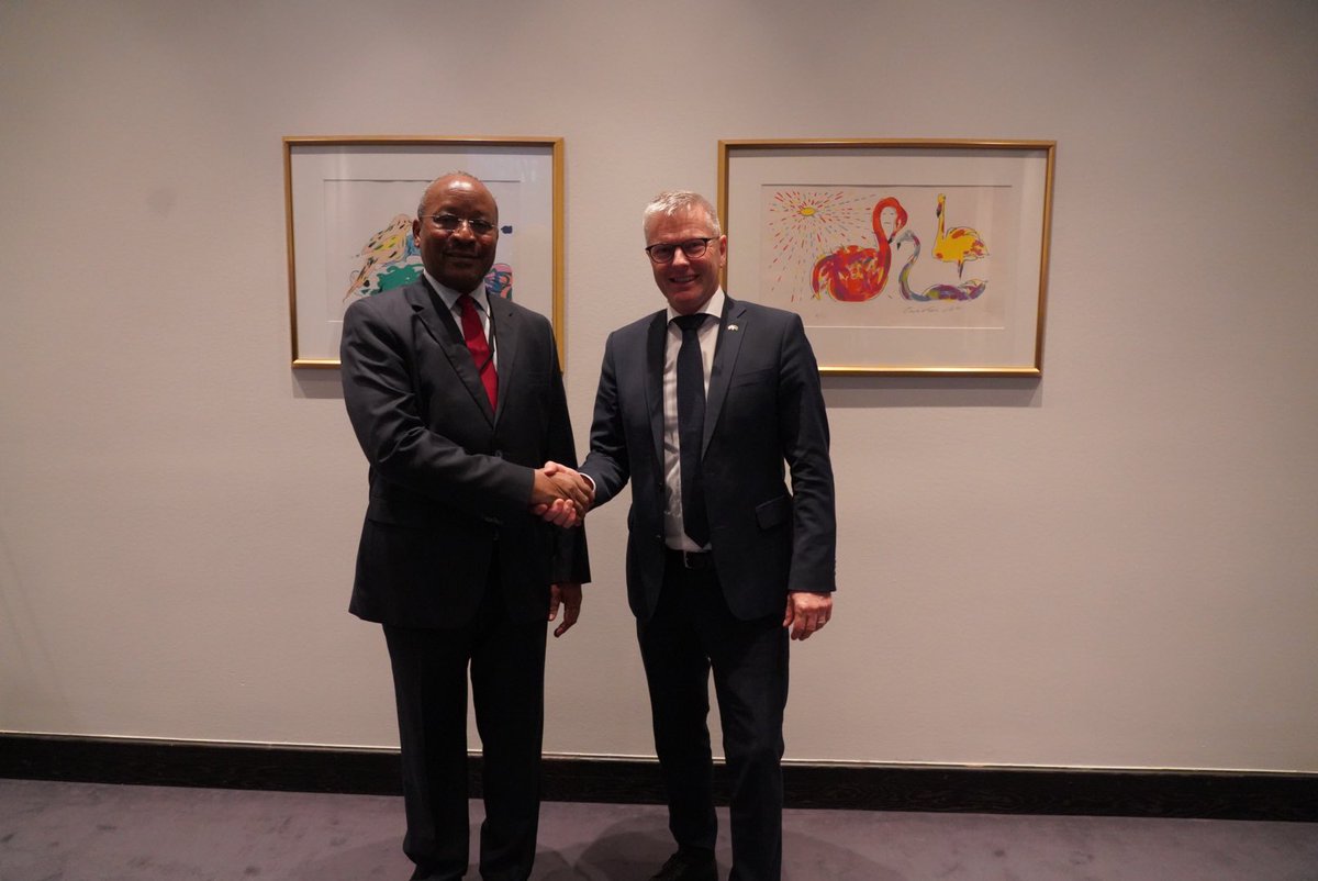 udviklingsmin's tweet image. Fruitful discussions with great colleagues @Amb_Mulamula @Vbiruta @Lamamra_dz @HassoumiMassao1 at #NAFM2022