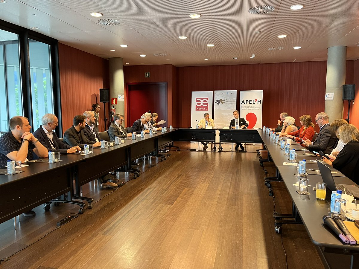 FEmLlobregat's tweet photo. “Ens trobem en un context de globalització, en transformació constant, que requereix d’una cooperació mundial”, afirma @cpuigdetravy @economistescat al @FEmLlobregat
#FEmPuig #FEmLlobregat #FEmForum https://t.co/AiARsEwXLV