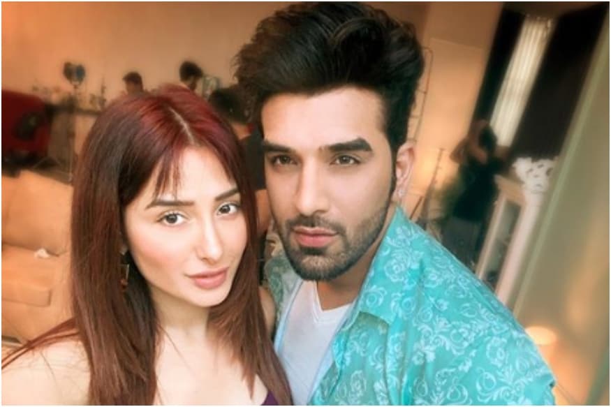 OystaP's tweet photo. lovebirds Paras Chhabra, Mahira Sharma twin in black at airport; PaHira fans call them 'perfect', 'adorable'🥰❤️😊
#TelevisionNews #televisionmasti #TelevisionStyle #actor #paraschhabra #actresses #mahirasharma #relationships #sweetcouple #lovebirds #spot #mumbaiairport #twinning https://t.co/0QWRHI9AXX