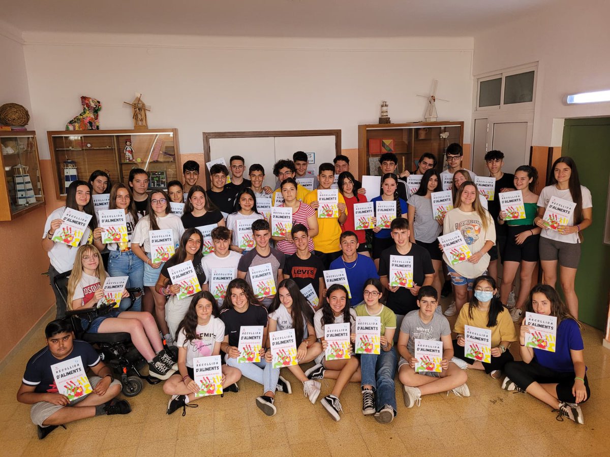 EscolaMariaWard's tweet photo. Lliurament de diplomes a 4t d'ESO com a reconeixement al voluntariat del servei comunitari #caritas #recollidaaliments #serveicomunitarimariaward #escolamariaward #badalona #llefia https://t.co/94aZzTT0OR