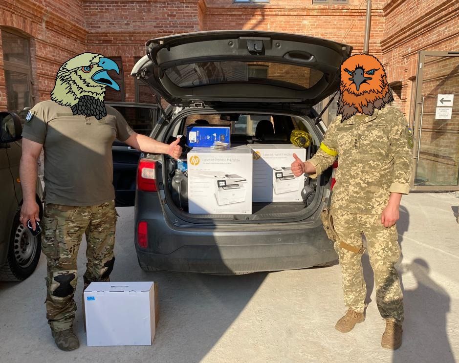 BackAndAlive's tweet photo. 🚁Подбали про тих, хто нищить ворога з неба💪 
16-та бригада армійської авіації отримала від фонду майно на 168 228 грн: 
— 2 метеостанції;
— 10 планшетів з мапами і ПЗ
 для ведення вогню;
— 5 принтерів;
— 20 накопичувачів. 
Крок за кроком наближаємо нашу перемогу💙💛 https://t.co/0SFrpxLsHM