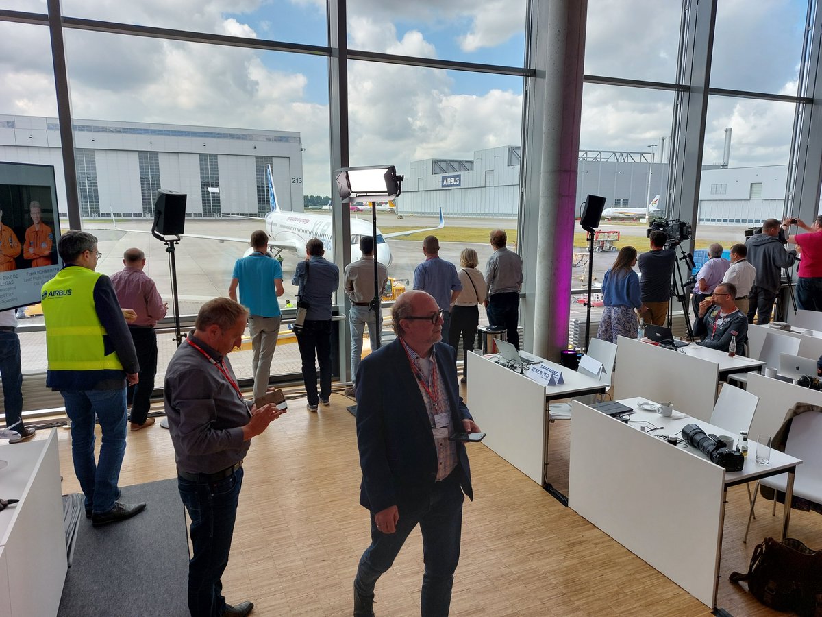 MROreporter's tweet photo. Something is happening for #A321XLR first flight... https://t.co/Bc2JPSUAwE