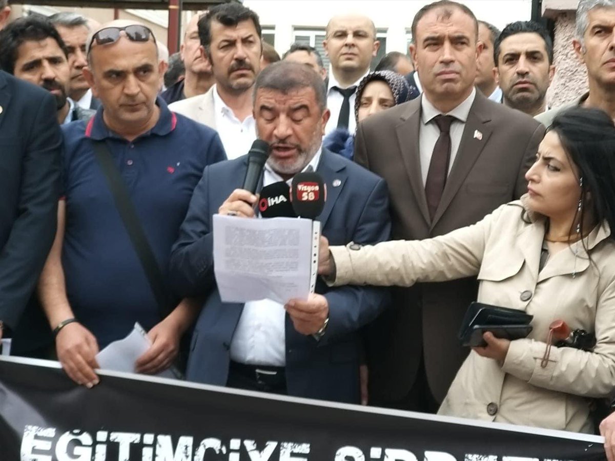 _aliyalcin_'s tweet photo. Sivas Merkez Reşat Şemsettin Sirer İlkokulu Müdürü ve okul personeline öğrenci velisi tarafından okul bahçesinde öğrencilerin önünde uygulanan şiddeti kınıyorum.Hadsizlik kimsenin yanına kar kalmamalı.

Dönem sonu iş ve işlemlerinin başladığı süreçte gerekli önlemler alınmalıdır. https://t.co/u3xuFu0eUm