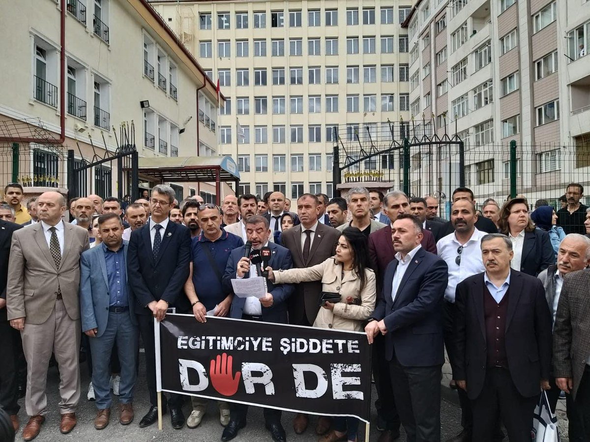_aliyalcin_'s tweet photo. Sivas Merkez Reşat Şemsettin Sirer İlkokulu Müdürü ve okul personeline öğrenci velisi tarafından okul bahçesinde öğrencilerin önünde uygulanan şiddeti kınıyorum.Hadsizlik kimsenin yanına kar kalmamalı.

Dönem sonu iş ve işlemlerinin başladığı süreçte gerekli önlemler alınmalıdır. https://t.co/u3xuFu0eUm