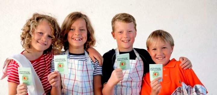 bzfe_de's tweet photo. Integration durch #Ernährungsbildung: Den Elternbrief zum #Ernährungsführerschein gibt es jetzt auf Ukrainisch und Dänisch. #Lehrkräfte können alle Arbeitsblätter auf ihre Zielgruppe anpassen und finden Bildmaterial sowie Ideen zur Differenzierung ➡️ https://t.co/Rb2rINPPO8 https://t.co/r6adcQtxsO