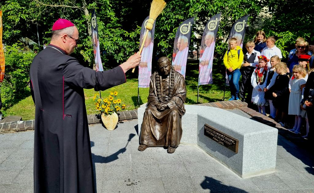 DanilewiczSVD's tweet photo. Przy domu werbistów w Chludowie k/Poznania bp Szymon Stułkowski odsłonił dzisiaj i poświęcił ławeczkę z o. Marianem Żelazkiem. https://t.co/1X8jxzTVVJ