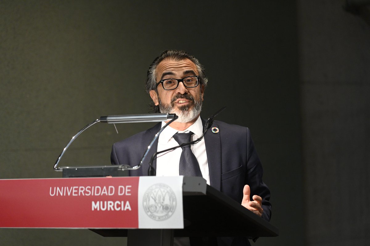 Catedra_RSC's tweet photo. 🙏♻️💚 G R A C I A S. 🙏♻️💚

Ayer reunimos de nuevo a más de 150 profesionales del mundo de la #sostenibilidad en la IV #NocheRSC en @EconomicasUMU. 

Hubo momentos emotivos, pero destacamos el homenaje a @japedreno (@ucomur) de manos de @JoseLujanRector.

📷 @alfonsoduranfot. https://t.co/9ANIRnZK9S