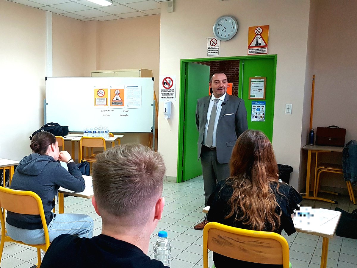 dsden_80's tweet photo. #Bac2022 #Philosophie: quelques mots d'encouragements de Gilles Neuviale, #DASEN80, avant le début de l'épreuve au lycée @LouisThuillier à Amiens.
Tous nos voeux de réussite aux élèves du département ! 
@AcAmiens @MullerRaphal4 https://t.co/9A478JaVV8