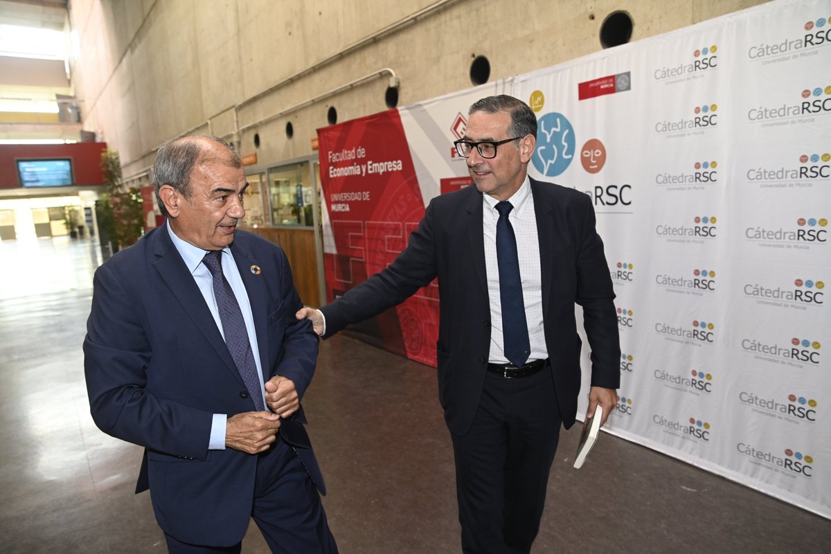 Catedra_RSC's tweet photo. 🙏♻️💚 G R A C I A S. 🙏♻️💚

Ayer reunimos de nuevo a más de 150 profesionales del mundo de la #sostenibilidad en la IV #NocheRSC en @EconomicasUMU. 

Hubo momentos emotivos, pero destacamos el homenaje a @japedreno (@ucomur) de manos de @JoseLujanRector.

📷 @alfonsoduranfot. https://t.co/9ANIRnZK9S