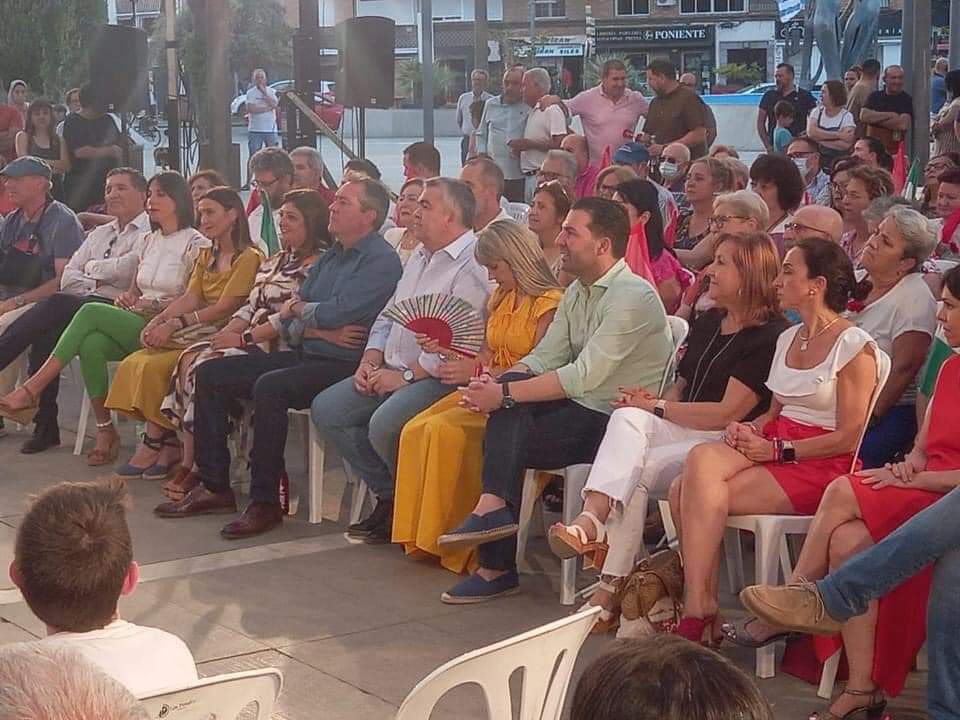 PSOE_Maracena's tweet photo. 🌹 Chute de energía ayer en Armilla con nuestro candidato @_JuanEspadas. Quedan tan sólo 4 días para cambiar el rumbo de Andalucía, una Andalucía de progreso y de igualdad de oportunidades.

#SiVotamosGanamos
#VotaPSOE https://t.co/vbTDZQaoMq