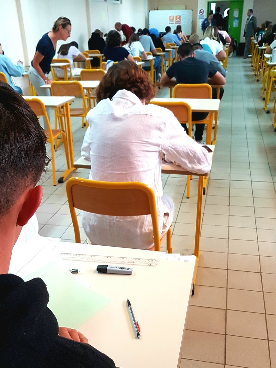 dsden_80's tweet photo. #Bac2022 #Philosophie: quelques mots d'encouragements de Gilles Neuviale, #DASEN80, avant le début de l'épreuve au lycée @LouisThuillier à Amiens.
Tous nos voeux de réussite aux élèves du département ! 
@AcAmiens @MullerRaphal4 https://t.co/9A478JaVV8