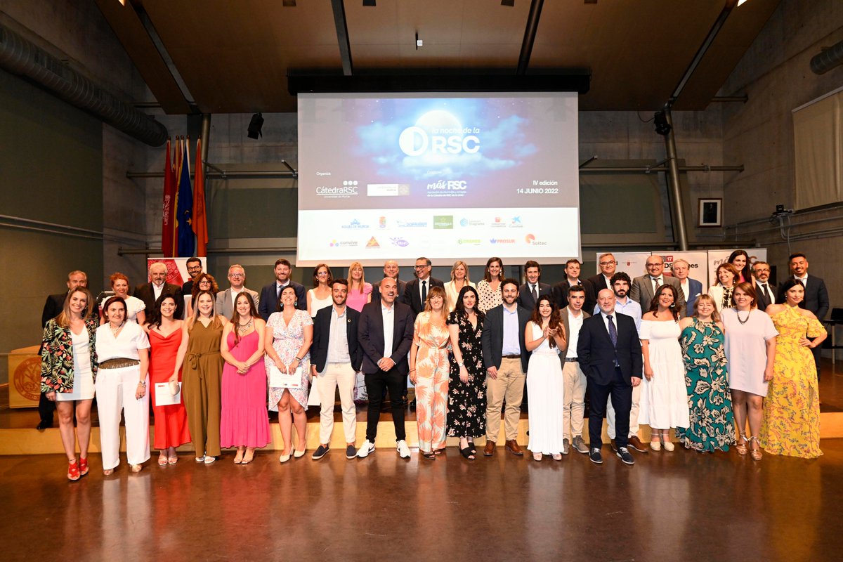 Catedra_RSC's tweet photo. 🙏♻️💚 G R A C I A S. 🙏♻️💚

Ayer reunimos de nuevo a más de 150 profesionales del mundo de la #sostenibilidad en la IV #NocheRSC en @EconomicasUMU. 

Hubo momentos emotivos, pero destacamos el homenaje a @japedreno (@ucomur) de manos de @JoseLujanRector.

📷 @alfonsoduranfot. https://t.co/9ANIRnZK9S