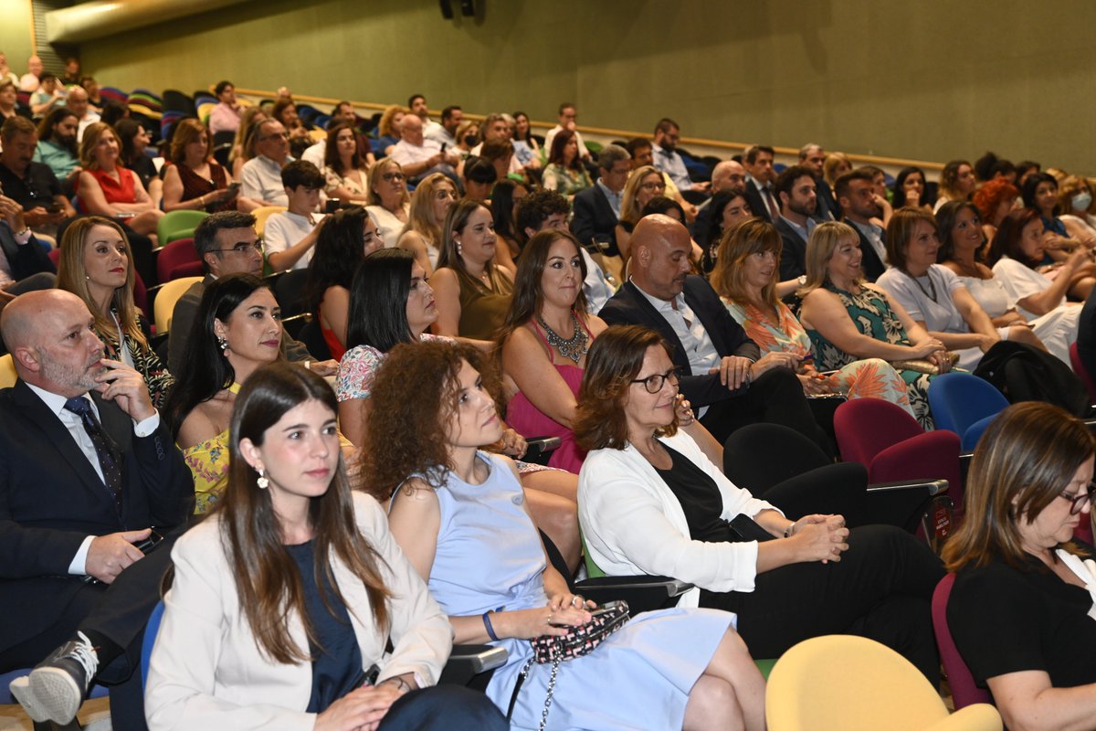 Catedra_RSC's tweet photo. 🙏♻️💚 G R A C I A S. 🙏♻️💚

Ayer reunimos de nuevo a más de 150 profesionales del mundo de la #sostenibilidad en la IV #NocheRSC en @EconomicasUMU. 

Hubo momentos emotivos, pero destacamos el homenaje a @japedreno (@ucomur) de manos de @JoseLujanRector.

📷 @alfonsoduranfot. https://t.co/9ANIRnZK9S