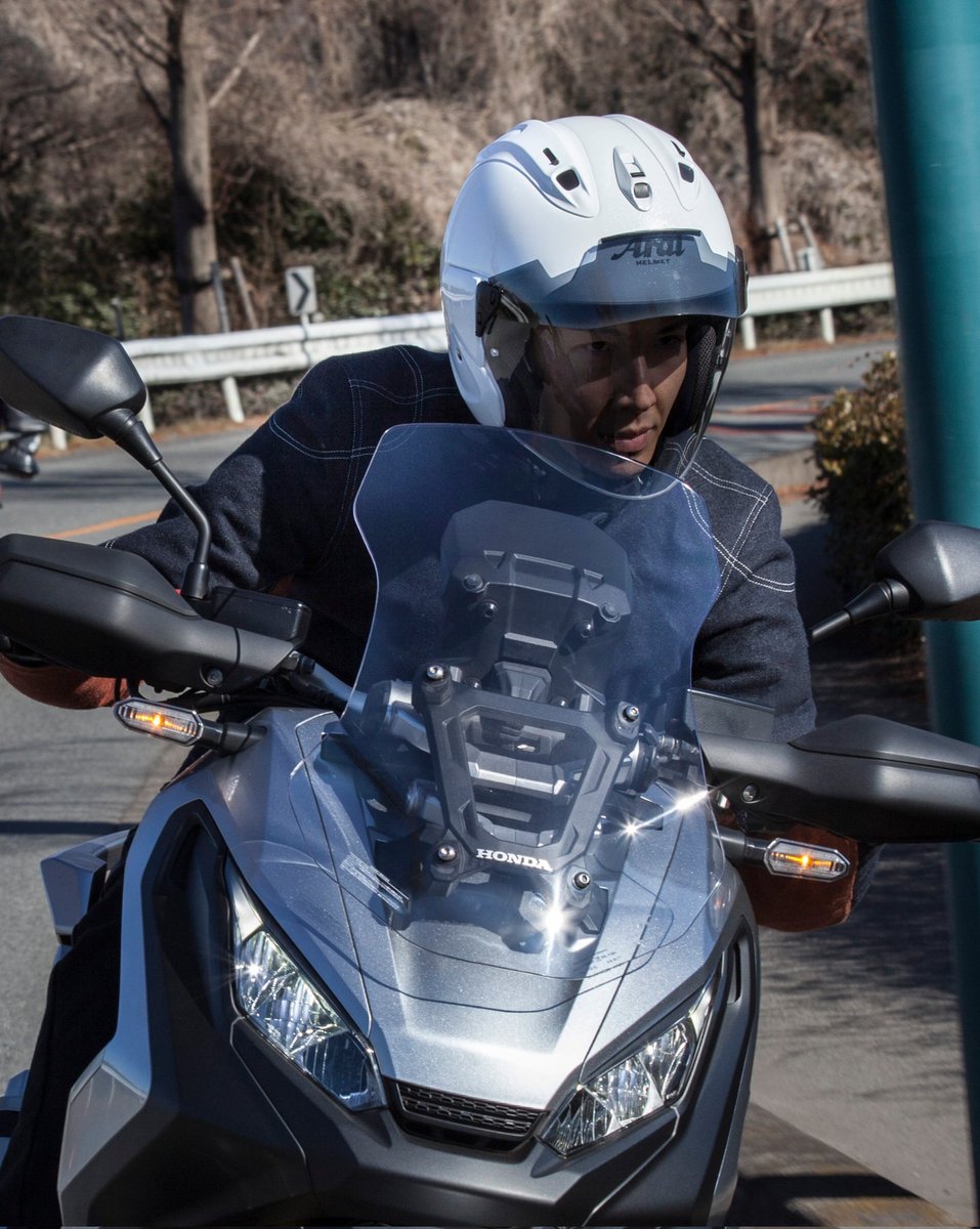 araihelmetjapan's tweet photo. 梅雨時期のライティングは見えにくさが倍増します。天候の変化も簡単に対応できるプロシェードシステムはフルフェイスでもジェットでも有効。「手」でバイザー簡単に上げ下げって楽ですよ～ https://t.co/3NwmGUj4S0