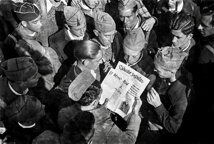 CGT's tweet photo. [Memoria Libertaria]

Milicianos del batallón Thaelmann leyendo poesía en el #MonoAzul. 

📷a través de Gabriela Cladera. https://t.co/QdhdlyZLjp