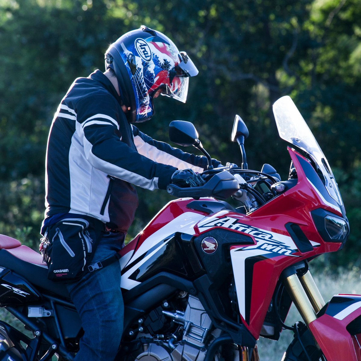 araihelmetjapan's tweet photo. 梅雨時期のライティングは見えにくさが倍増します。天候の変化も簡単に対応できるプロシェードシステムはフルフェイスでもジェットでも有効。「手」でバイザー簡単に上げ下げって楽ですよ～ https://t.co/3NwmGUj4S0