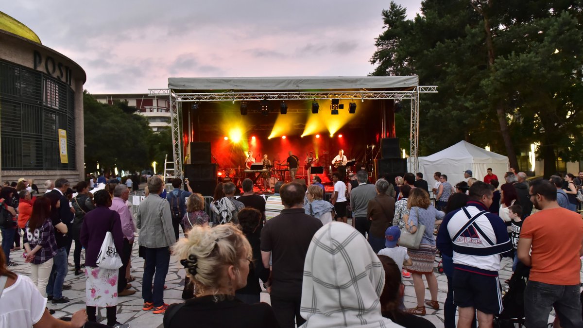 VilleDeVichy's tweet photo. [#FêteDeLaMusique] 🎶 🎉 La fête de la musique fait son grand retour à Vichy le 21 juin 2022 ! Rendez-vous dans toute la ville pour profiter de l’ambiance festive et musicale qui marque traditionnellement le début de l’été. 
👉 Retrouvez le programme sur https://t.co/aRwG8l30IZ https://t.co/cgPlbTYlxu