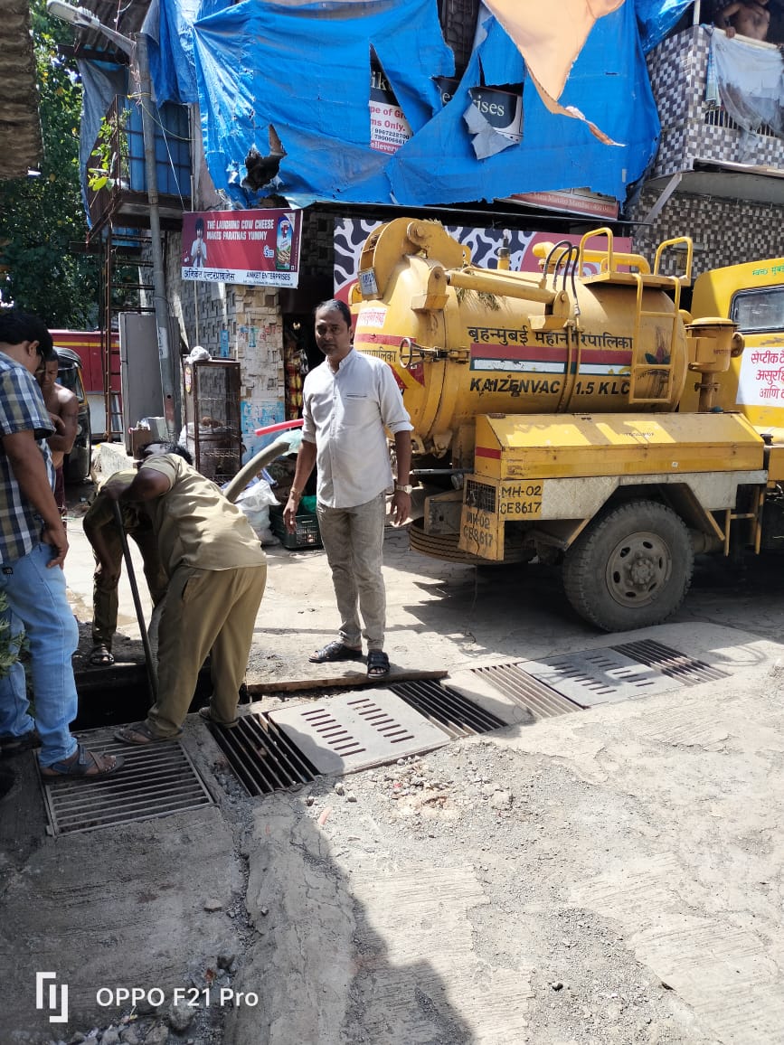 Bjp4Ward71's tweet photo. Desilting of drains being done at Ward 73 (71) Juhu Koliwada, Bhaiyawadi and surrounding areas to resolve water contamination problem. 
Thanks to our MLA @AmeetSatam  ji and Corporater #AneeshNavalMakwaaney   ji  for putting pressure and getting it done immediately. 
@BJP4Mumbai https://t.co/B2dgemak4E