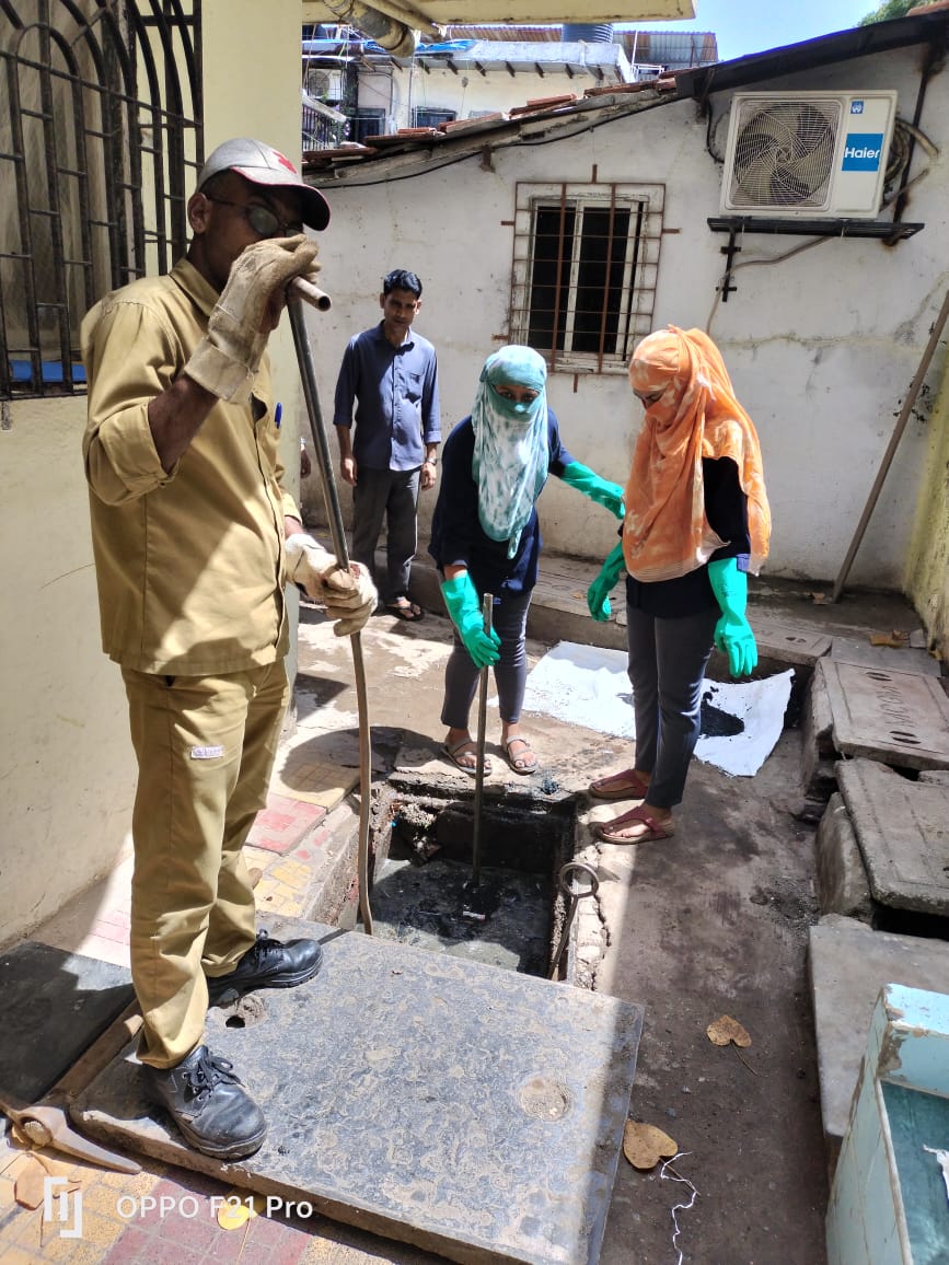 Bjp4Ward71's tweet photo. Desilting of drains being done at Ward 73 (71) Juhu Koliwada, Bhaiyawadi and surrounding areas to resolve water contamination problem. 
Thanks to our MLA @AmeetSatam  ji and Corporater #AneeshNavalMakwaaney   ji  for putting pressure and getting it done immediately. 
@BJP4Mumbai https://t.co/B2dgemak4E
