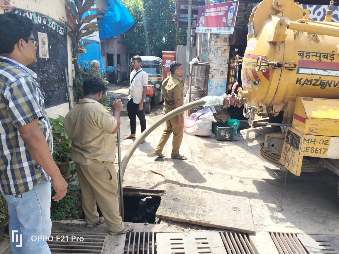 Bjp4Ward71's tweet photo. Desilting of drains being done at Ward 73 (71) Juhu Koliwada, Bhaiyawadi and surrounding areas to resolve water contamination problem. 
Thanks to our MLA @AmeetSatam  ji and Corporater #AneeshNavalMakwaaney   ji  for putting pressure and getting it done immediately. 
@BJP4Mumbai https://t.co/B2dgemak4E