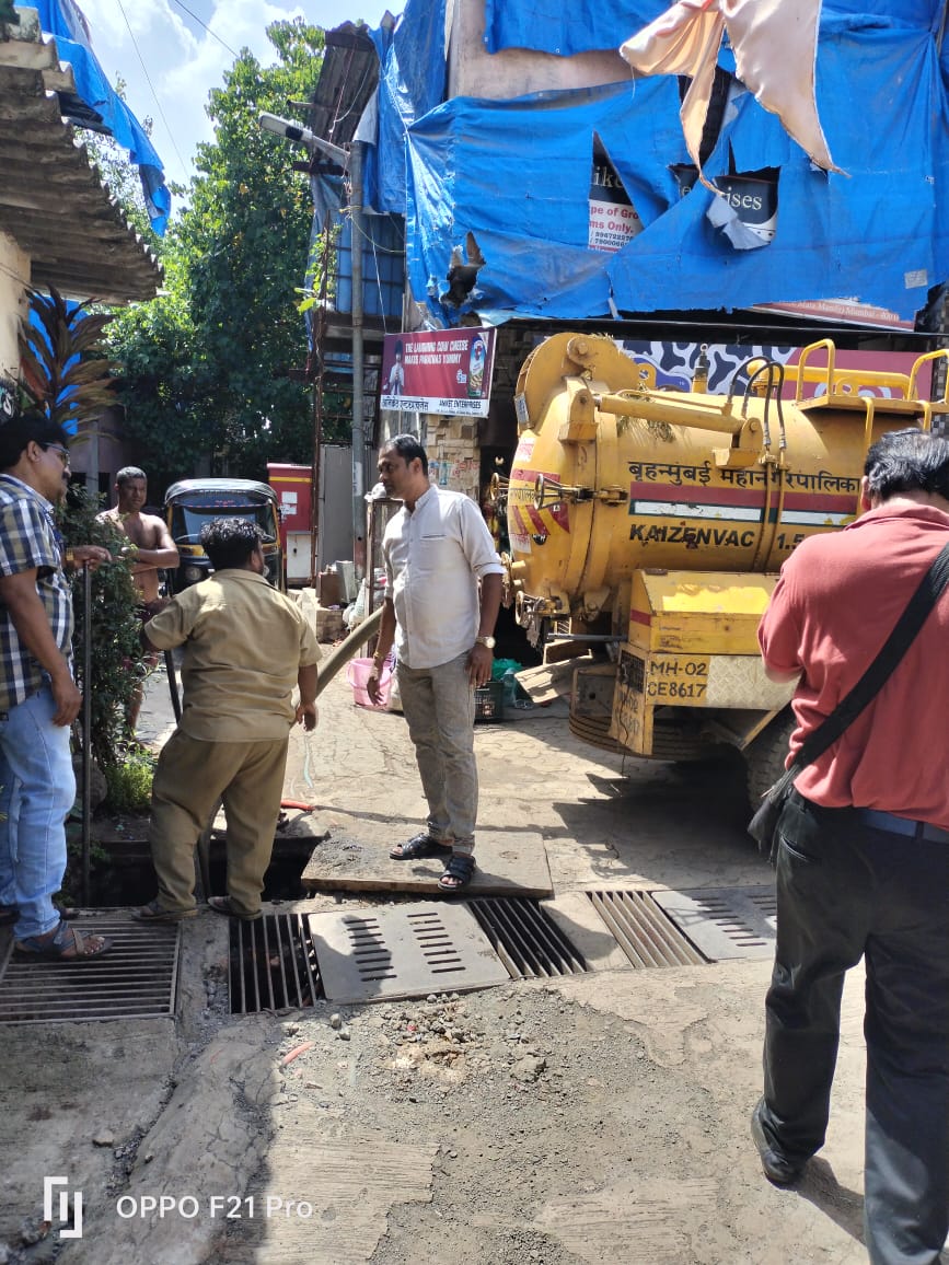 Bjp4Ward71's tweet photo. Desilting of drains being done at Ward 73 (71) Juhu Koliwada, Bhaiyawadi and surrounding areas to resolve water contamination problem. 
Thanks to our MLA @AmeetSatam  ji and Corporater #AneeshNavalMakwaaney   ji  for putting pressure and getting it done immediately. 
@BJP4Mumbai https://t.co/B2dgemak4E