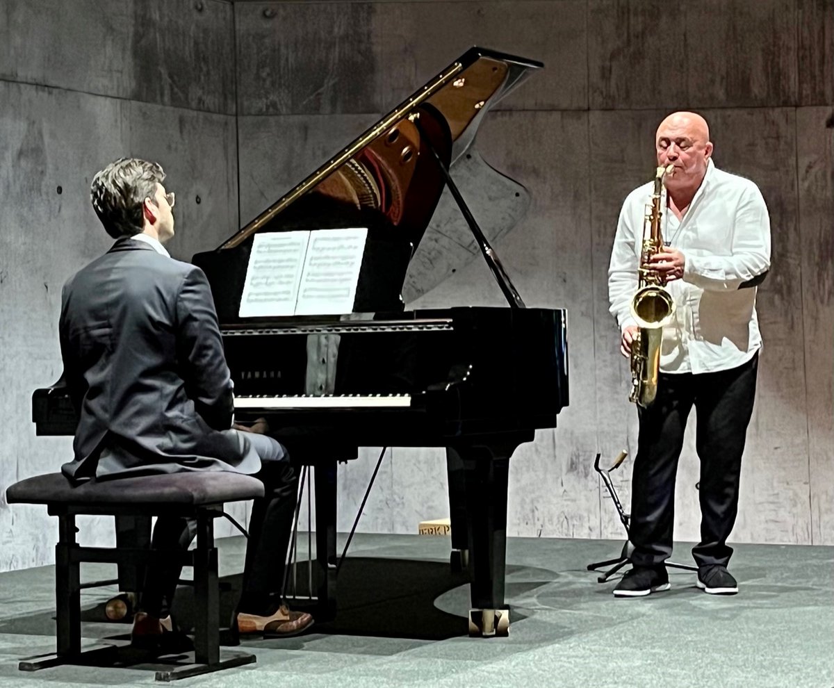 sskduesseldorf's tweet photo. Thank you for the music 🎶! Georg Pavel🎷, Pietro Gatto und Farid Ziayee🎹 begeisterten ihr Publikum beim #Benefizkonzert für die Afghanische Kinderhilfe Deutschland. Zum 20. Geburtstag des Vereins hatten Dr. Naim Ziayee und Karin-Brigitte Göbel in das Forum der #SSKD eingeladen. https://t.co/G0ijMgYXGx