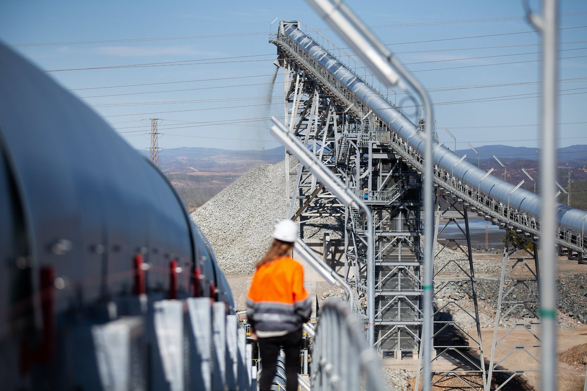 Hoy, Día Internacional de la Mujer Minera, queremos animaros a todas vosotras, futuras ingenieras, geólogas, ambientólogas, químicas y demás profesionales que os encontráis ante las pruebas de acceso a la Universidad a que no dejéis de pelear por vuestros sueños. ⛏️👷🏼‍♀️👩🏻‍🏭👩🏽‍💼