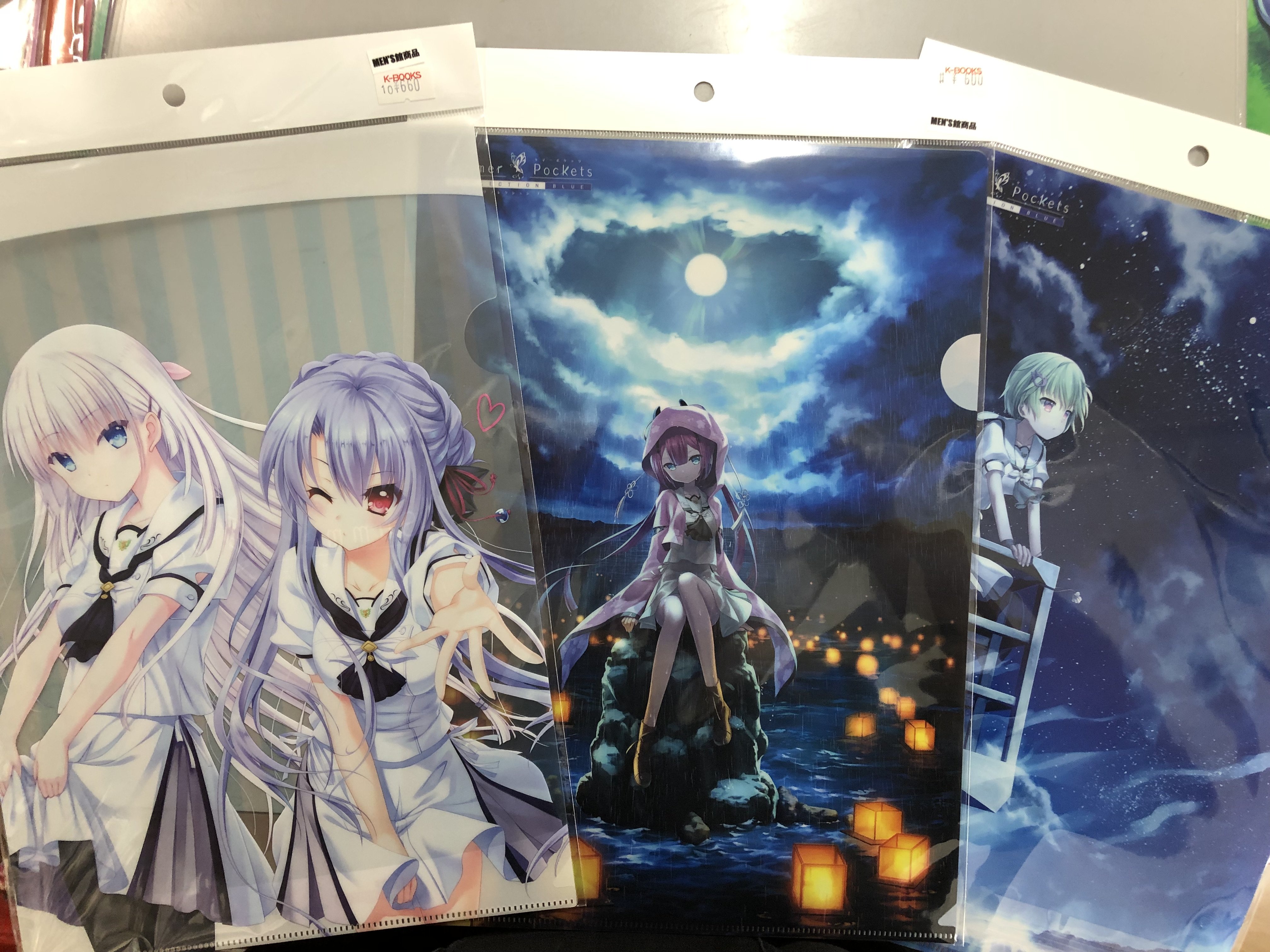 K Books秋葉原本館アニメ ゲームグッズ 入荷情報 Summer Pockets のクリアファイルが入荷中です 下りエスカレーター側お会計レジ右手の Key 作品特集コーナーにて展開中です 鳴瀬しろは 空門蒼 加藤うみ 神山識 水織静久 野村美希 サマポケ