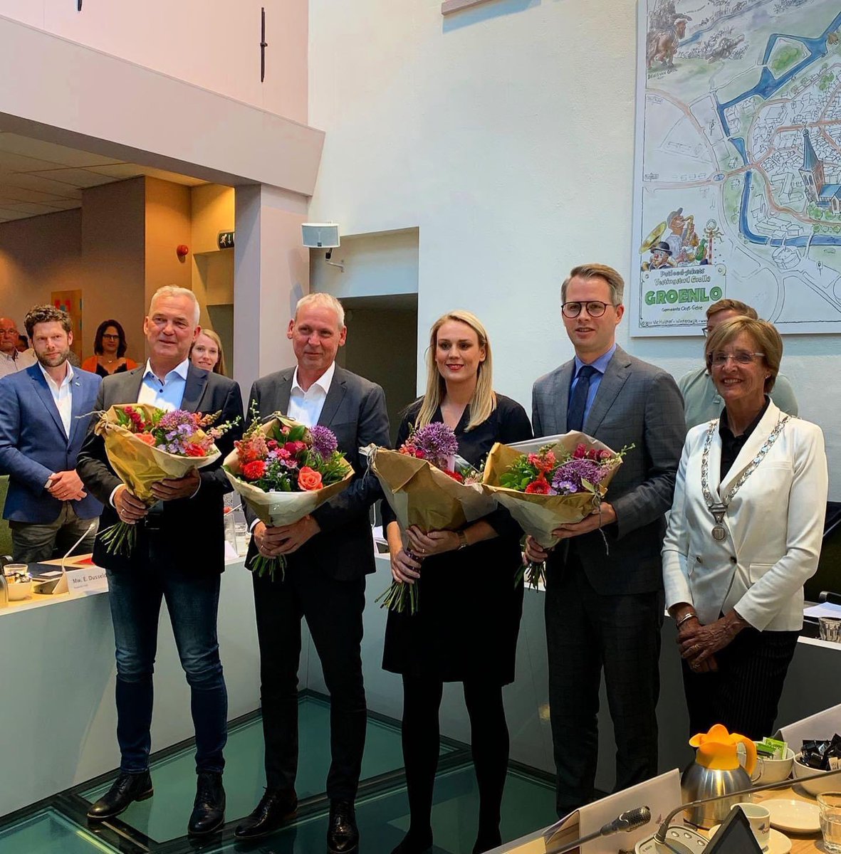 VVD_OostGelre's tweet photo. Gisteravond is het coalitieakkoord unaniem aangenomen door de gemeenteraad en zijn de wethouders benoemd. 
Voor de VVD zijn Ellen Dusseldorp en Bart Porskamp benoemd als wethouder.
Voor het CDA Arjen Schutten en Jos Hoenderboom. https://t.co/9oQ2GeJKlq