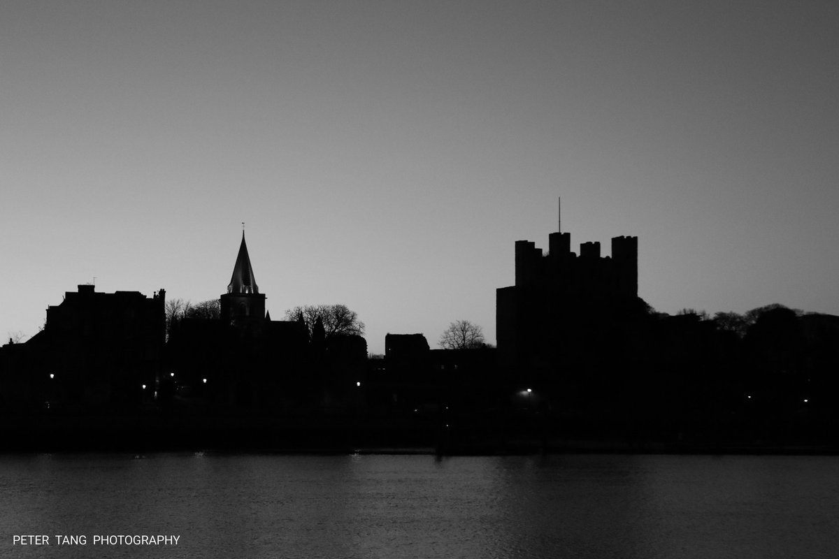 S K Y L I N E

Iconic skyline of Rochester Castle and Rochester Cathedral
#rochesteruk #kentphotographer #bnw #picoftheday #bnwphotography #silhouette #kent #visitkent #gloriousbritain #castle #cathedral #blackandwhite #monochrome