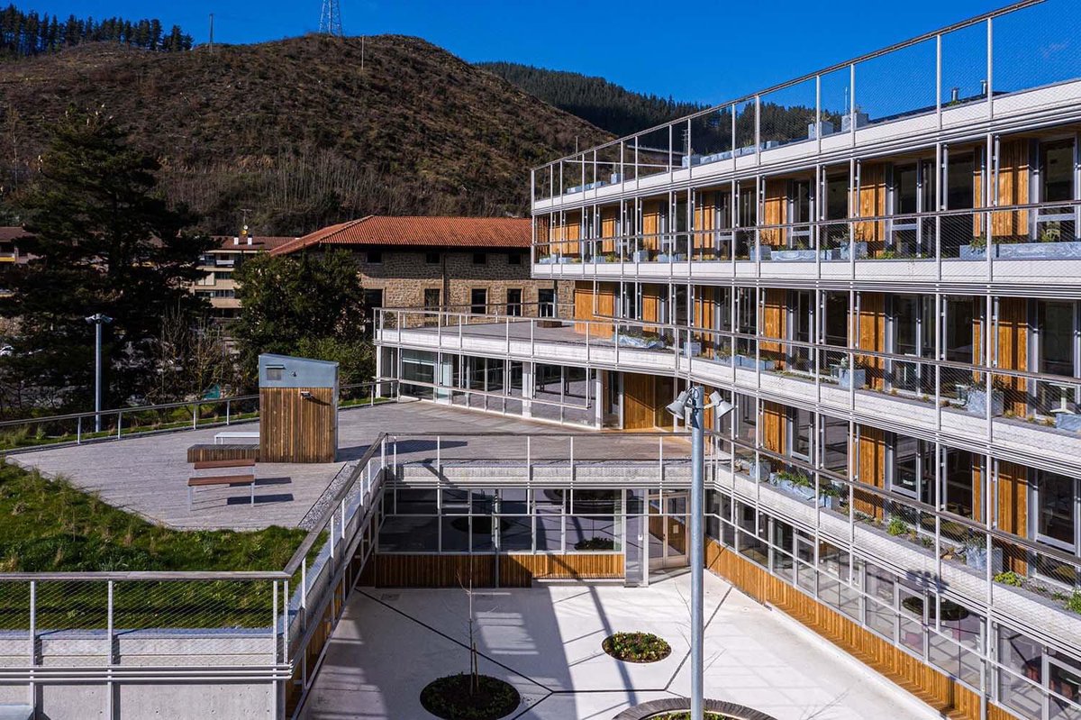 ADI arkitekturazaleok!

Ekainaren 30ean euskal arkitektoen eskutik haien lana ezagutzeko aukera paregabea:

- <a href="/EkintzaFaktoria/">Aiaraldea Ekintzen Faktoria</a> , <a href="/hbehark/">behark</a> -en eskutik.

- <a href="/Huhezi/">Huhezi (MU)</a>-ko Dorleta eraikina, @TOPAtank eta Itziar Imatzen eskutik.

Izen-ematea <a href="/ueu_orokorra/">UEU</a> 👇👇👇

ueu.eus/ikasi/udako-ik…