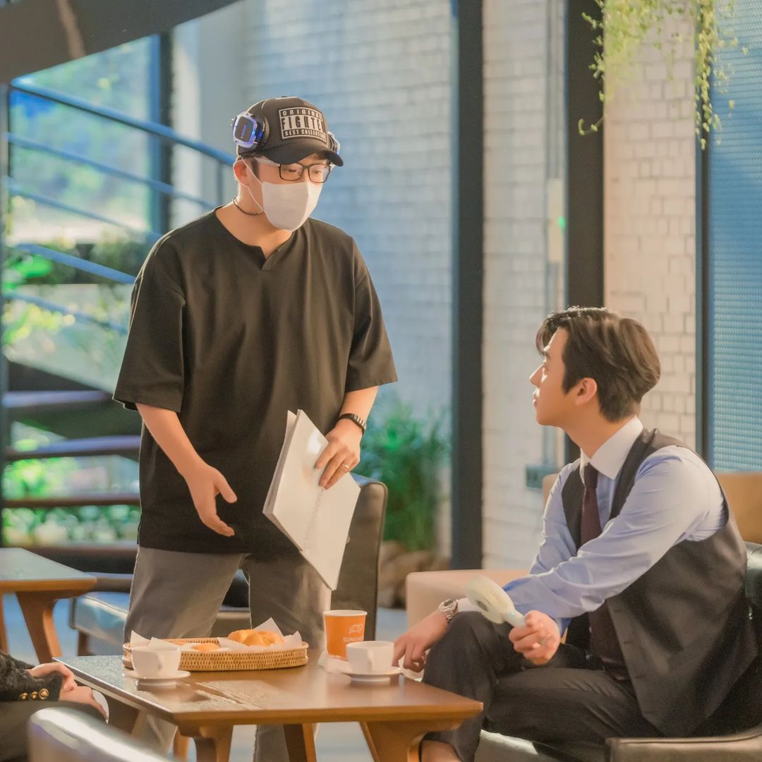 misshatae's tweet photo. seonho pd said he saw his kids on business proposal ad and secretly took a picture of it 🥺 he's also been working hard for bluray. hoping to see them together again in another project!! https://t.co/Vn5tQbzcLJ