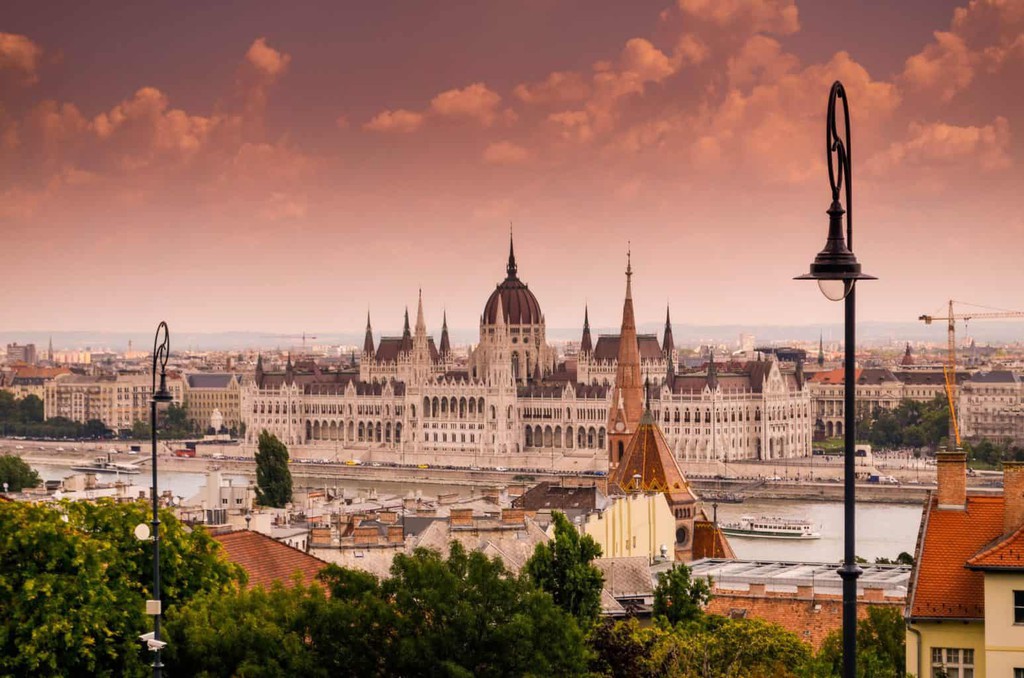 nomadific's tweet photo. Situated in a renovated townhouse, this coworking space delivers a cozy atmosphere while still inspiring you to work hard and meet deadlines.

Read more 👉 https://t.co/I5jWNoPzoR

#Budapest #Coworking #DigitalNomads https://t.co/775uyd8wI7