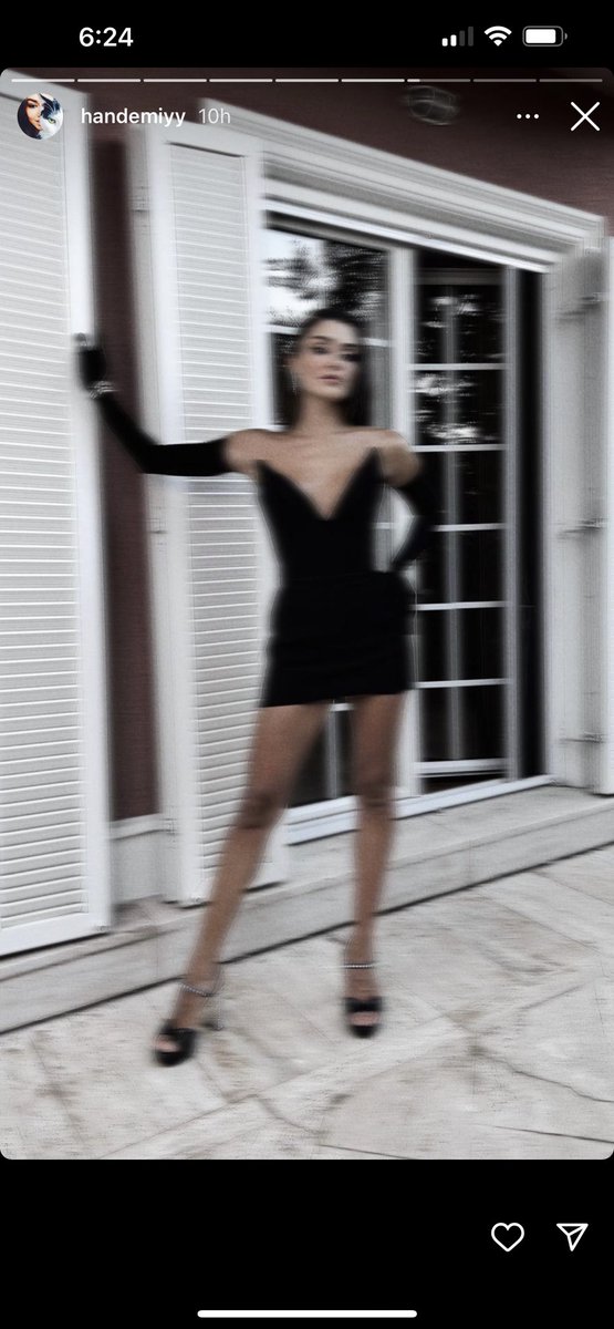 Lina_Handefan's tweet photo. @HandeErcel Did Mavi take this photo?? 😂😂😂

#HandeErçelDisneyPlus #handemiyy #HandeErçel #Mavi https://t.co/PkiROo1yME