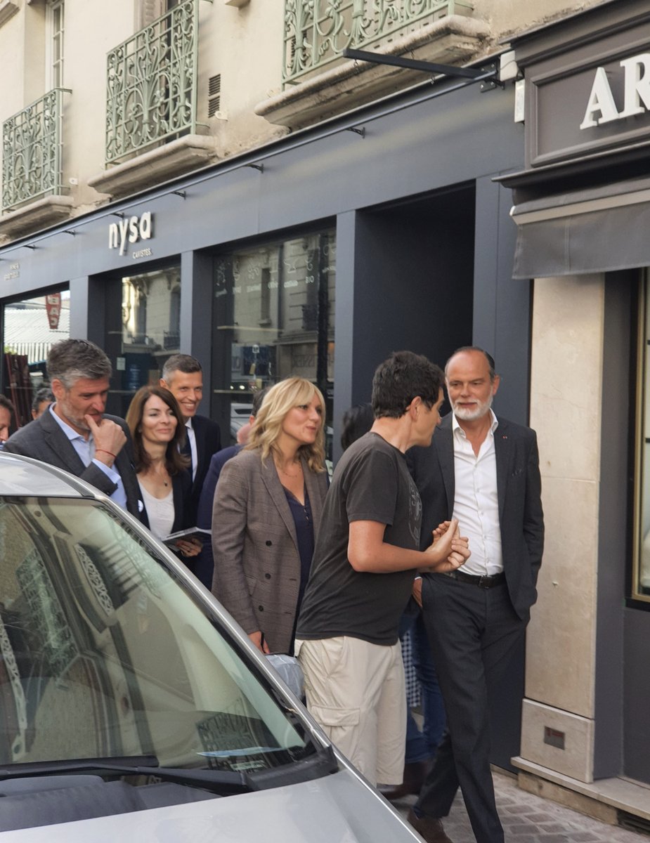 Horizons92250's tweet photo. Un grand merci à @EPhilippe_LH pour sa présence ce matin à #courbevoie aux côtés de la candidate de la majorité présidentielle @ATaquillain. Mobilisons-nous dimanche prochain pour faire gagner la #MajoritePresidentielle ! #legislatives2022 #legislatives https://t.co/O14UKyktEu