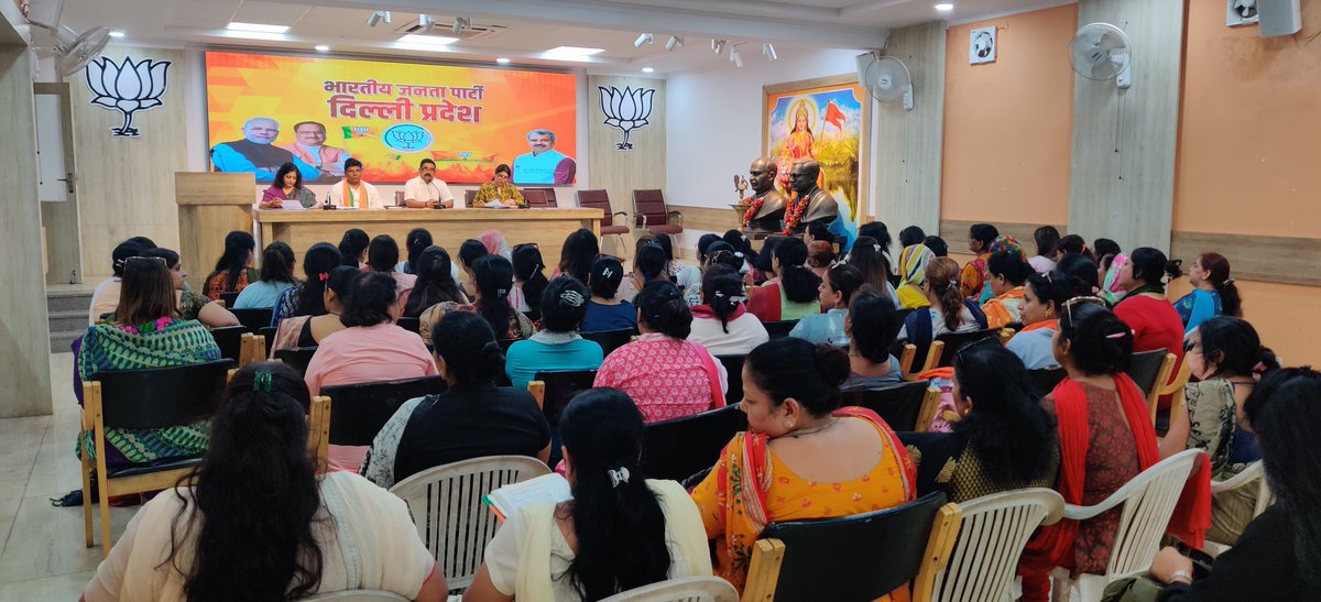 संगठनात्मक विषयों के निमित्त प्रदेश कार्यालय में महिला मोर्चे की बहनों के साथ बैठक हुई।