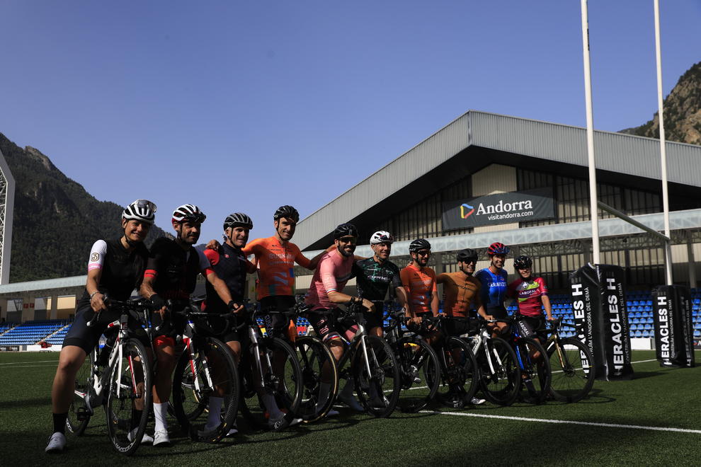 diariandorra's tweet photo. Eder Sarabia en bici cap a Bilbao @edersa10 @fcandorra @3gerardpique @MarcBernaus @Antonioortzb @luisangelmate 
@PuritoRodriguez https://t.co/87Q93SqMyr https://t.co/TacwWx1ssb