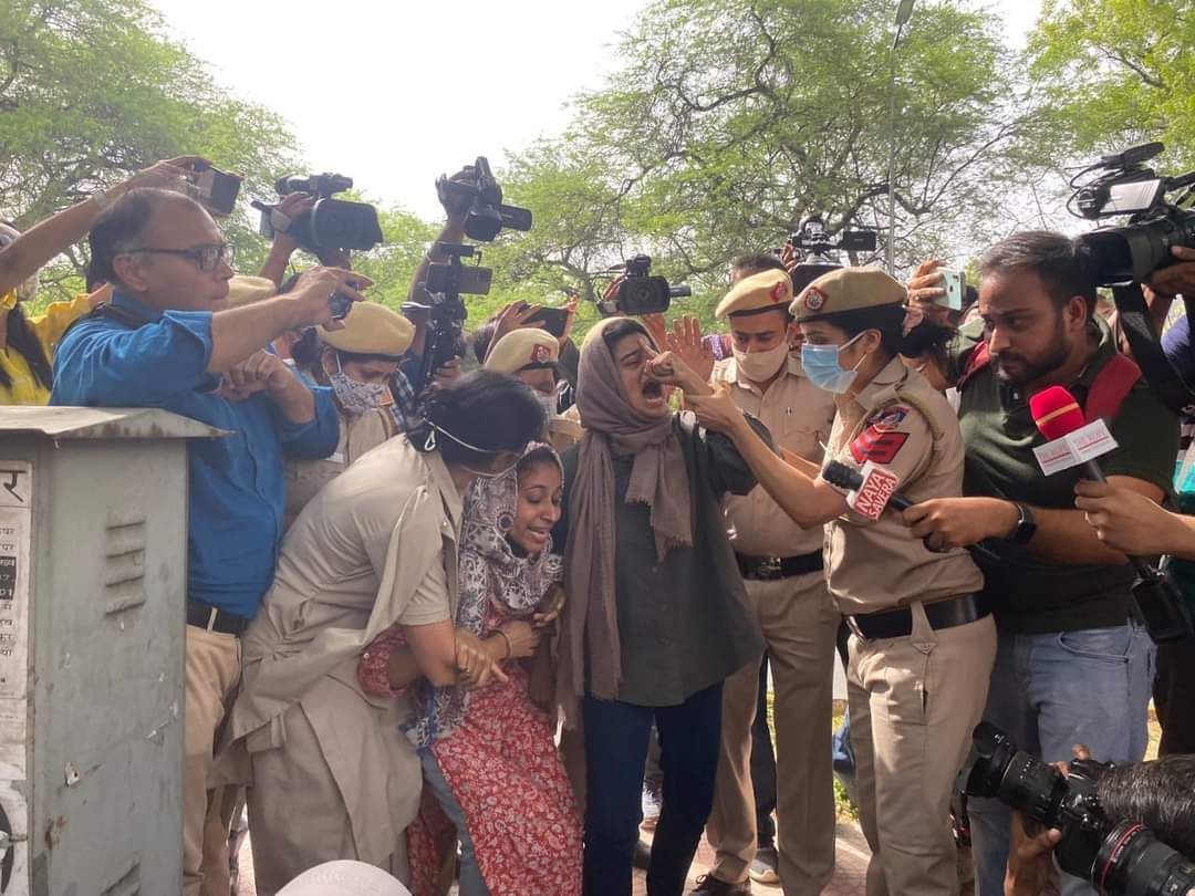hehe_Simmy_'s tweet photo. ‘कल दिल्ली के यूपी भवन के बाहर कुछ छात्र मुस्लिम घरों पर बुलडोजर चलाए जाने एवं नौजवानों के साथ पुलिस द्वारा की जा रही बर्बरता के विरोध में सड़कों पर

अब इस देश में अपनी हक की आवाज उठाना भी गैर कानूनी हो गया😷
Rtweet 
#StandWithAfreenFatima #IStandWithZubair 
 #IslamophobiaInIndia https://t.co/hlnahTcDWd