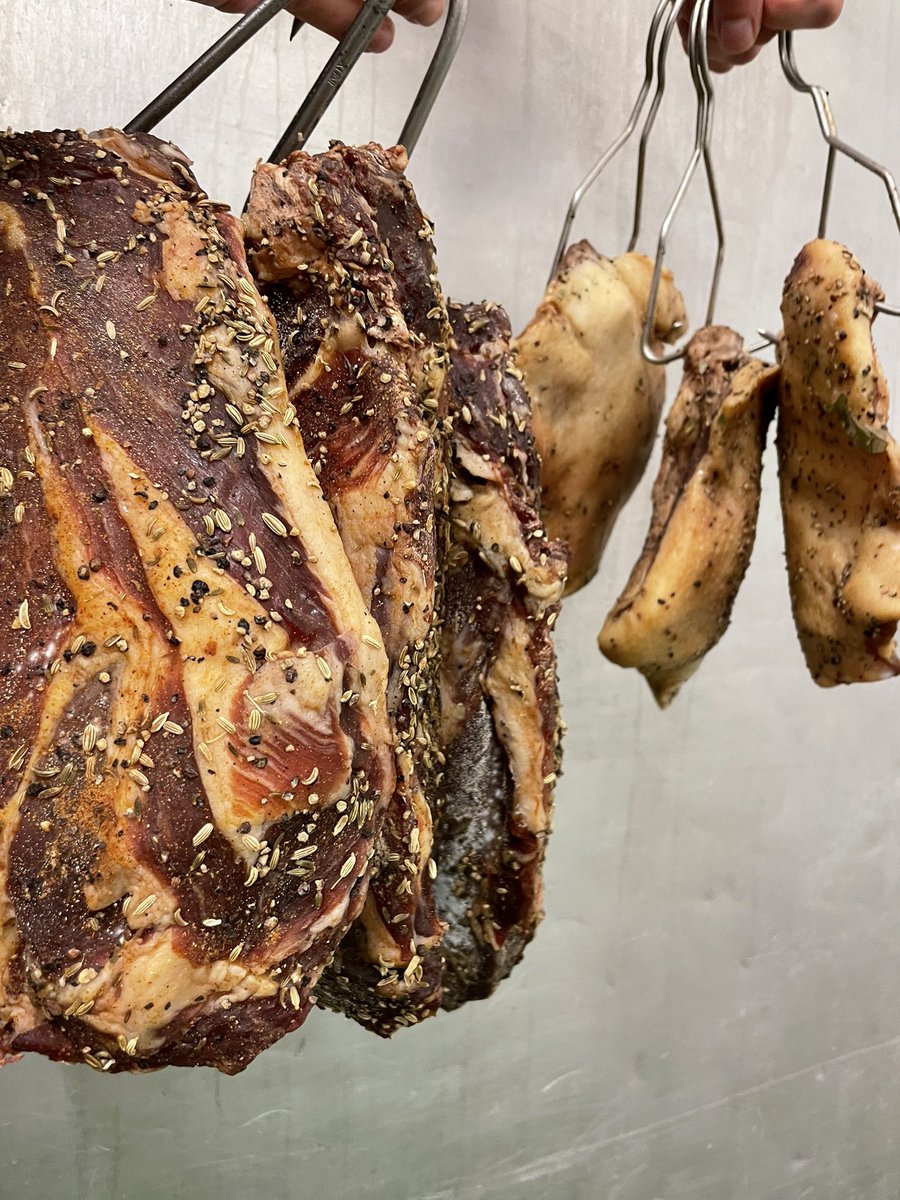 SlagerijSchell's tweet photo. Coppa Di Roffa en Guanciale 🇮🇹
Ambachtelijk bereid volgens authentiek recept! Weet jij bij welk gerecht guanciale onmisbaar is?

#curedmeat #guanciale #coppa #parma #roffa #butcher #slager #meat #rotterdam #echtwestkruiskade  #food #italy #foodporn https://t.co/vR2UBcyK5t