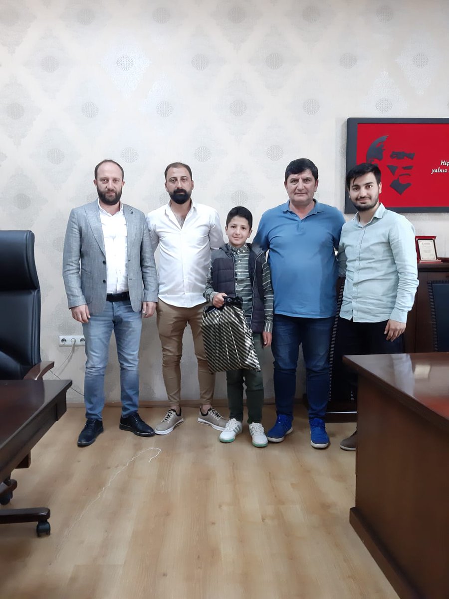 Değerler Eğitimi kapsamında düzenlenen Sekiz Şair Sekiz Şiir adlı yarışmada İl İkincisi olan öğrencimiz Musa Kaya'ya hediyesi İlçe Milli Eğitim Müdürü Sn. Mehmet Ali Yıldız tarafından takdim edilmiştir .<a href="/bingolmem/">Bingöl MEM</a> <a href="/halilyucel6060/">Halil YÜCEL</a> @KarliovaMEM <a href="/Maliyldz12/">Mehmet Ali YILDIZ</a> <a href="/Azizbingoll/">Aziz BİNGÖL</a> <a href="/Mhsmbngl12/">Mahsum Bingöl</a>