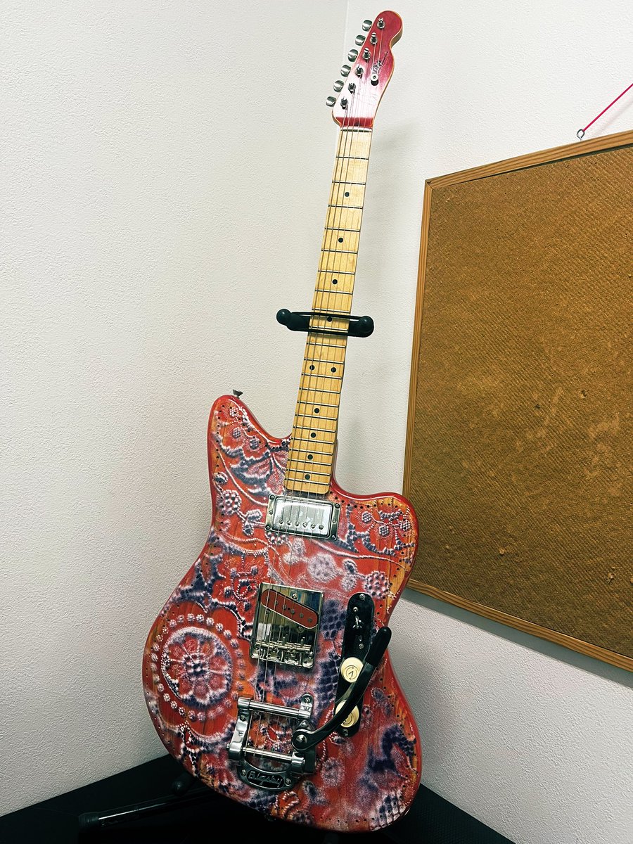 apollonmusic's tweet photo. 【新潟店】
中古で入荷したBaboushkaにビグスビーを搭載！！😆

テレマスター仕様×ビグスビー…😌
そして何よりもこのBaboushkaならではの美しいデザイン！！！🤤

情報過多な1本ですが、非常に鳴りが良く、間違いなしのグッドサウンドです👍
https://t.co/bS4iRrFPEU

＃Baboushka https://t.co/7wHXjyNh3U