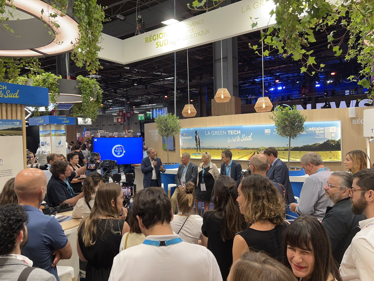 Thomas_COTE's tweet photo. Ouverture du pavillon @MaRegionSud de @VivaTech ou @weverapp expose sa solution de mobilité participative et son #IA comportementale. @MetropoleNCA et @CASAOfficiel sont là ! Avec @KLEYNHOFF @jacquesrichier La #GreenTech ça c’est le Sud! 💪🚲🚶🌳🌴🚀 https://t.co/G1QwxiwyPR