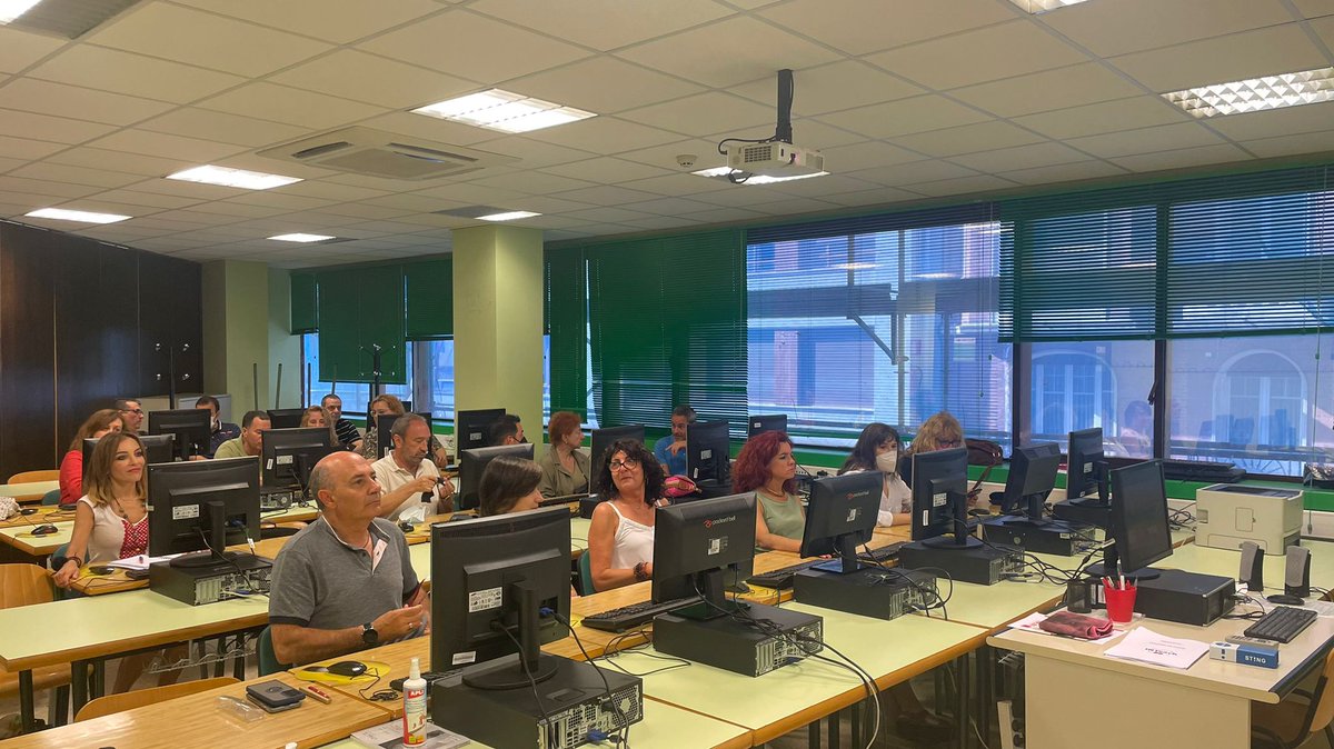 LeadersINTeach1's tweet photo. Primeras pruebas en España del Proyecto @LeadersInTeach , enmarcado dentro de  @EUErasmusPlus  @sepiegob . El objetivo es dotar a los formadores de las #competencias necesarias para utilizar la tecnología digital de una manera creativa . @juandelostoyos https://t.co/zPFlxtUBju