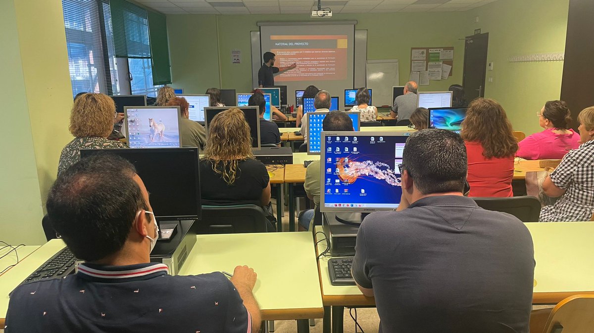 LeadersINTeach1's tweet photo. Primeras pruebas en España del Proyecto @LeadersInTeach , enmarcado dentro de  @EUErasmusPlus  @sepiegob . El objetivo es dotar a los formadores de las #competencias necesarias para utilizar la tecnología digital de una manera creativa . @juandelostoyos https://t.co/zPFlxtUBju