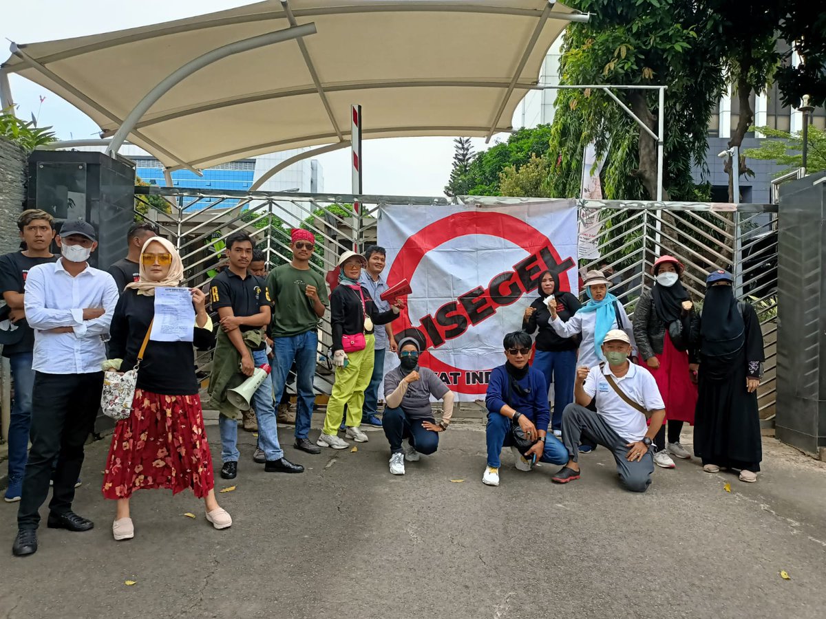 Nicho_Silalahi's tweet photo. Suara Rakyat Untuk Mendesak "Jokowi Mundur" Akan Terus Mendengung Hingga Kepelosok Desa.

Sejuta Kalipun Reshuffle Kabinet Tidak Akan Ada Gunanya Jika Presiden Tidak Di Reshuffle. 

Sebab Solusi Bagi Bangsa Ini Hanyalah "Jokowi Mundur dan PT Harus 0%".

Yang Setuju Retweet aja.✊ https://t.co/PaQbWQfXSv